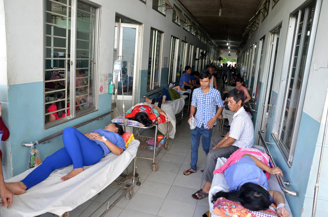 Hàng chục công nhân bất ngờ ngất xỉu trong giờ làm việc - 2