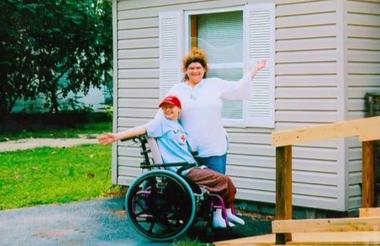 Mỹ: Sát hại mẹ ruột vì bị ép đóng giả tàn tật 10 năm - 1