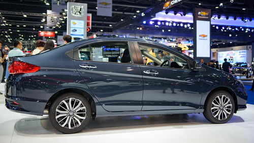 Giá chỉ 300 triệu đồng, Honda City 2017 &#34;cháy hàng&#34; - 4