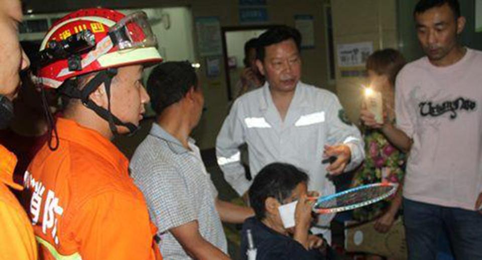 Xem cháu đánh cầu lông, bà bị vợt cắm vào đầu - 2