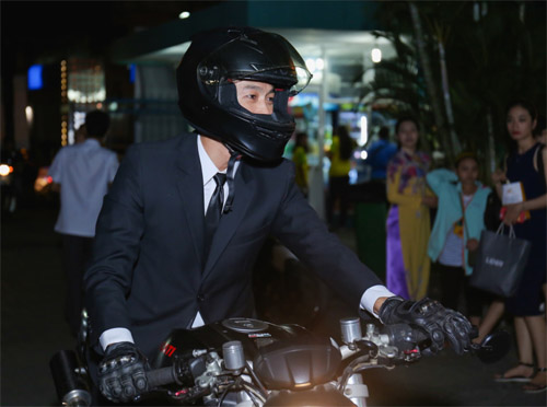 Johnny Trí Nguyễn cưỡi mô tô gần nửa tỉ đi xem phim sau tai nạn - 1