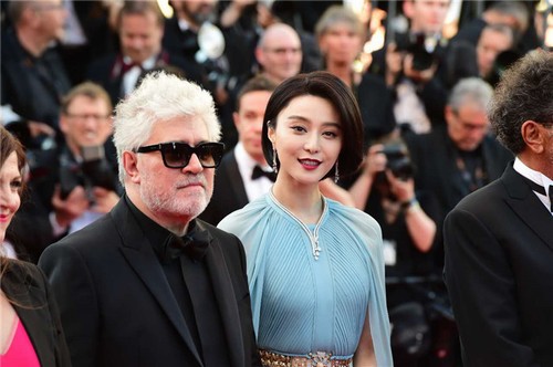 Choáng vì Phạm Băng Băng trên thảm đỏ khác xa ở hậu trường - 2