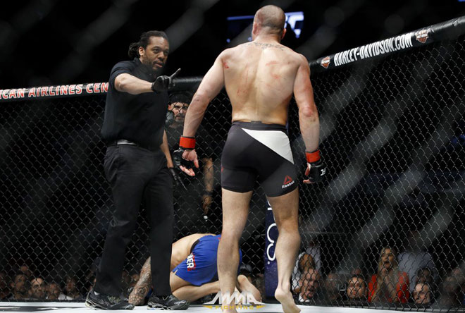 UFC: Nhà vô địch quên luật, ra đòn như “xã hội đen” - 1