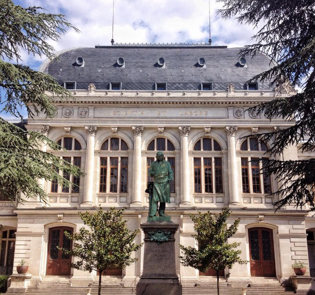 2. Đại học Lumière Lyon 2 được thành lập vào năm 1973, là trường đại học danh giá thứ 2 tại Pháp trong lĩnh vực nghiên cứu Văn học, Ngôn ngữ, Khoa học kinh tế, Chính trị, Luật Khoa học Xã hội và Nhân văn. 