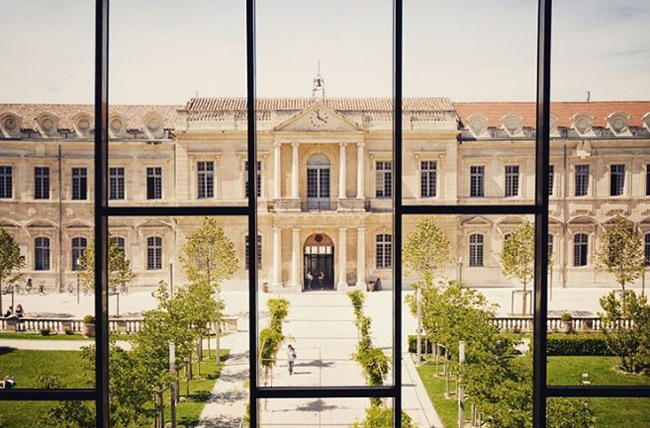 7. Đại học d'Avignon là 1 trong những trường nhỏ nhất nước Pháp. Nhưng với thiết kế ấn tượng của kiến trúc sư Jean Peru, d'Avignon luôn nằm trong top những trường đại học đẹp nhất nước này.