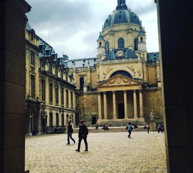 8. Đại học Pantheon-Sorbonne có trụ sở tại Place du Panthéon. Trường tập trung vào 3 lĩnh vực đào tạo chính: khoa học pháp lý và chính trị; khoa học kinh tế và quản lý; nghệ thuật và khoa học nhân văn.