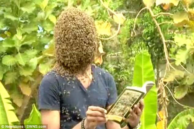 Để 60.000 con ong bâu kín mặt “cho dễ chịu” - 1