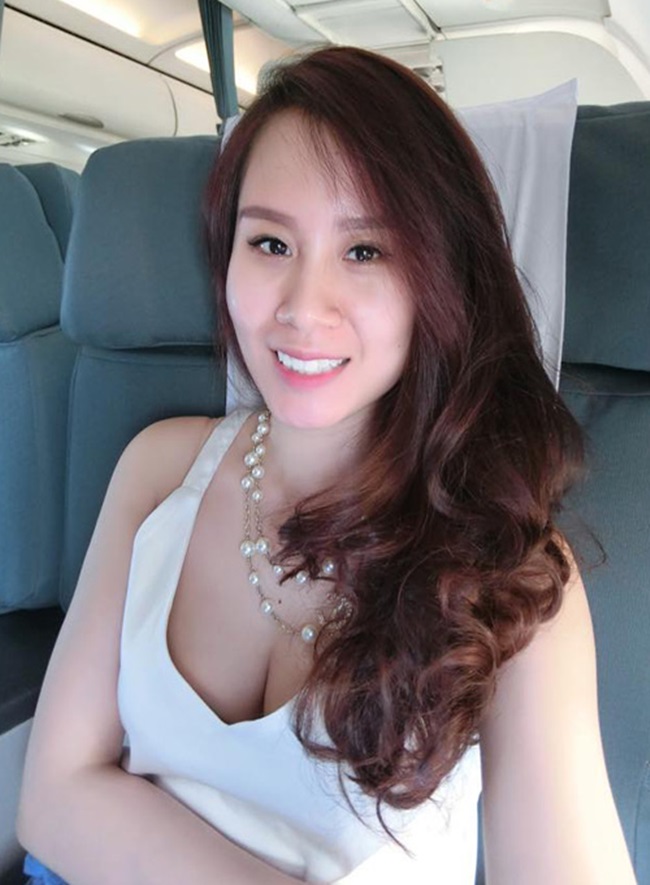 Ngọc Hương là một tiếp viên hàng không trẻ đẹp và độc lập kinh tế.