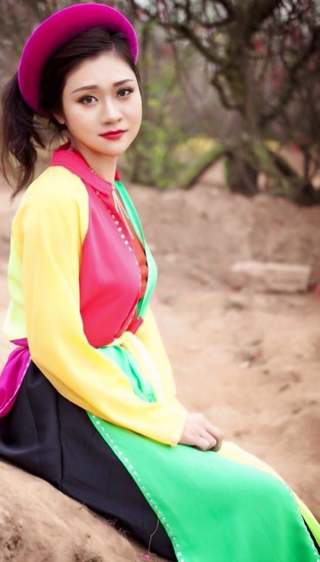 Minh Nguyệt là một cô gái truyền thống. Cô nàng xinh đẹp khi diện áo tứ thân.