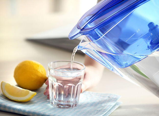 1. Uống 8 cốc nước mỗi ngày. 1 trong những nguyên nhân chính khiến bạn bị táo bón là cơ thể thiếu nước. Các bác sĩ khuyên bạn nên uống đủ 8 cốc nước mỗi ngày, đặc biệt là vào mùa hè vì cơ thể dễ tiết nhiều mồ hôi hơn.