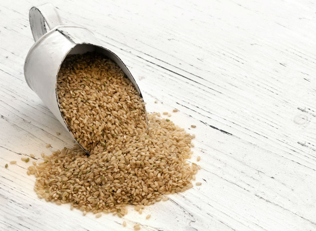 8. Gạo lức là loại thực phẩm tuyệt vời giúp hỗ trợ người bị táo bón. 1 nghiên cứu từ năm 2007 đã chỉ ra rằng, người thường xuyên ăn gạo lức giảm nguy cơ bị táo bón tới 47%.