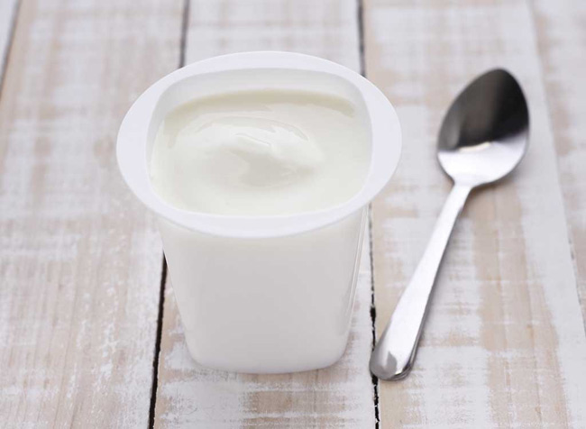 14. Sữa chua chứa probiotic rất cần thiết cho đường tiêu hóa khỏe mạnh. Sữa chua luôn đứng trong danh sách hàng đầu những thực phẩm nên ăn hàng ngày.
