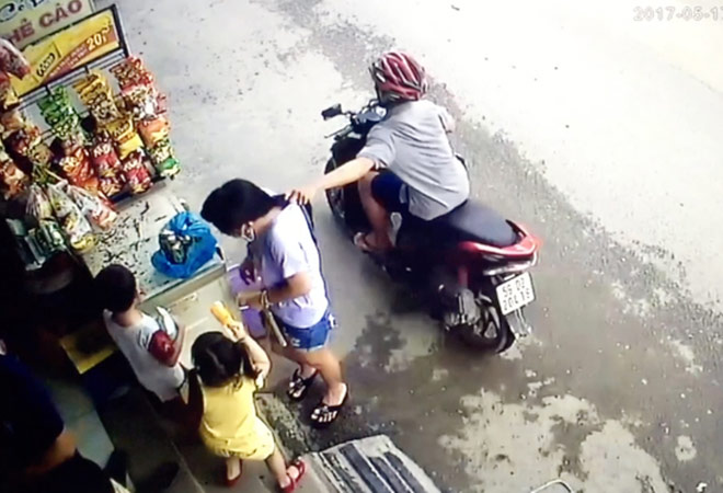 Camera ghi lại hình ảnh cô gái bị giật dây chuyền ở Sài Gòn - 3