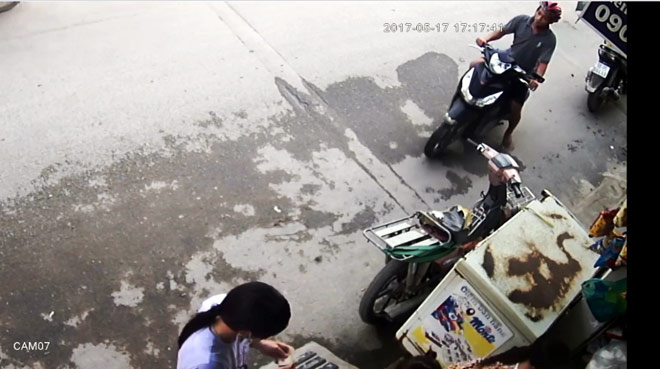 Camera ghi lại hình ảnh cô gái bị giật dây chuyền ở Sài Gòn - 1