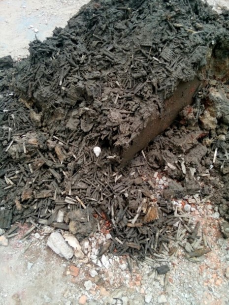 Sửa trụ sở huyện ủy ở Vĩnh Long, phát hiện 200kg đạn - 1