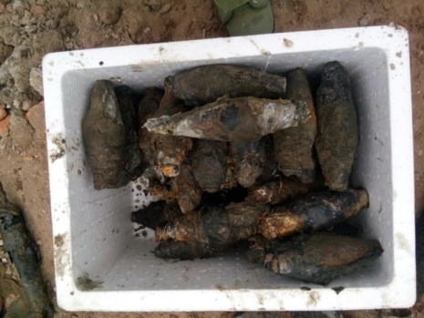 Sửa trụ sở huyện ủy ở Vĩnh Long, phát hiện 200kg đạn - 2