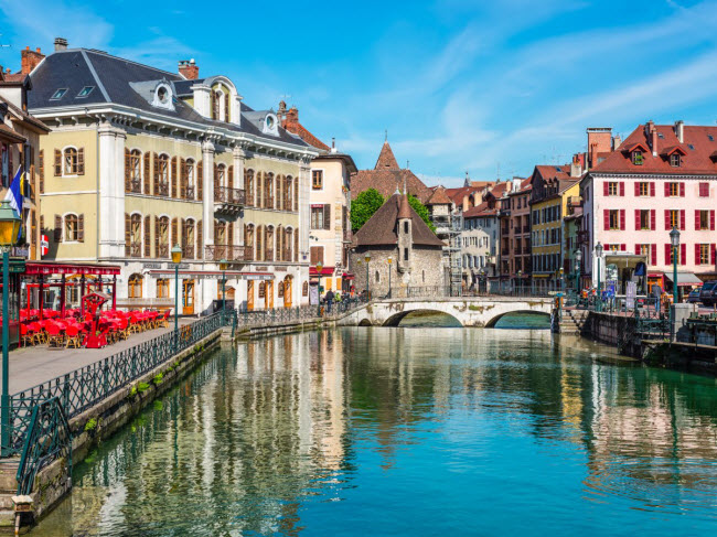 Annecy, Pháp: Tới đây, du khách được chào đón bằng những ngôi nhà sơn màu lam và quán cà phê nằm dọc bờ hồ thơ mộng. Bạn có thể ngồi ăn ngoài trời, đạp xe dọc bờ sông và chiêm ngưỡng các công trình kiến trúc lịch sử.