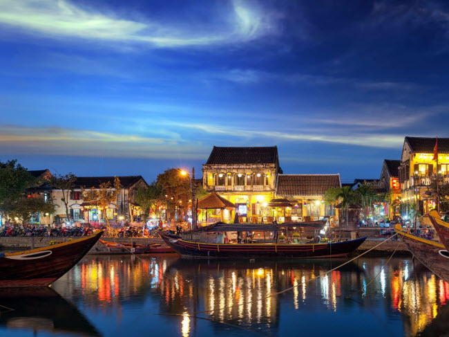 Hội An, Việt Nam: Nằm ở tỉnh Quảng Nam và gần cửa sông Thu Bồn, thị trấn Hội An vẫn được những công trình kiến trúc cổ như cầu Nhật Bản. Địa điểm này cũng được UNESCO công nhận là di sản thế giới.
