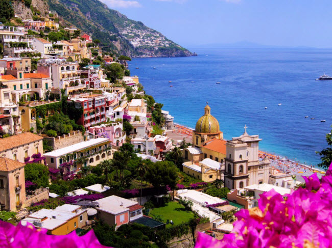 Positano, Italia: Đây là điểm đến dành cho những người nổi tiếng từ khắp nơi trên thế giới. Thị trấn ven biển này gây ấn tượng với những ngôi nhà sơn vàng, hồng và trắng cùng nước xanh như ngọc của biển Địa Trung Hải.