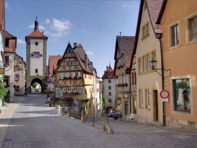 Rothenburg ob der Tauber, Đức: Tới thị trấn này, du khách như được đưa trở về thời Trung cổ. Bạn có thể thấy những giỏ hoa treo cạnh cửa sổ, vườn hoa nhiều màu sắc hay các công trình kiến trúc cổ kính.