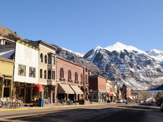 Telluride, Mỹ: Thị trấn ở bang Colorado nổi tiếng với phong cảnh núi Rocky cũng như hoạt động trượt tuyết trên địa hình đa dạng. Dao quanh thị trấn, du khách có thể bắt gặp các sự kiện âm nhạc thú vị và khách sạn sang trọng cùng sự xuất hiện của các ngôi sao nổi tiếng.