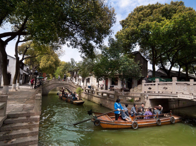 Tongli, Trung Quốc: Thị trấn này nằm gần thành phố Tô Châu và nổi tiếng với các công trình kiến trúc cổ từ thời nhà Thanh và nhà Minh. Du khách có thể khám phá dọc các con kênh và cầu chạy khắp thị trấn.