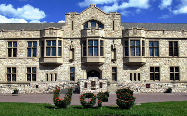 4. Đại học Saskatchewan thành lập năm 1907, tọa lạc ở Saskatchewan. Tòa nhà được xây dựng bằng đá vôi trắng, khuôn viên tràn ngập cây cối xanh mướt.