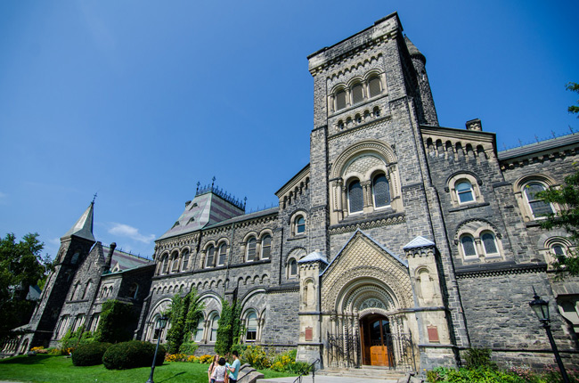 2. Đại học Toronto tọa lạc tại thành phố lớn nhất Canada, có kiến trúc là sự pha trộn độc đáo của 2 phong cách Gothes và Romanesque. Trường vinh dự là nơi theo học của 4 Thủ tướng Canada các thời kỳ.