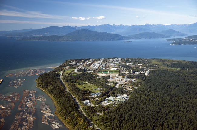 3. Đại học British Columbia sở hữu cảnh núi non tuyệt đẹp, dễ dàng di chuyển tới các bãi biển và trung tâm thành phố Vancouver.