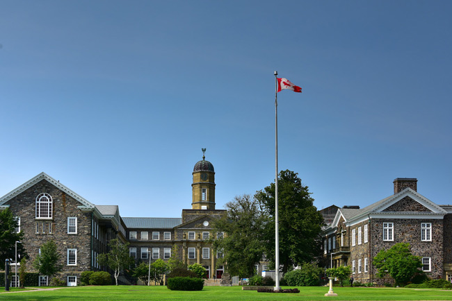 6. Đại học Dalhousie có 4 trường đại học thành viên: 3 ở bán đảo Halifax và 1 ở khu nông nghiệp ở Bible Hill.