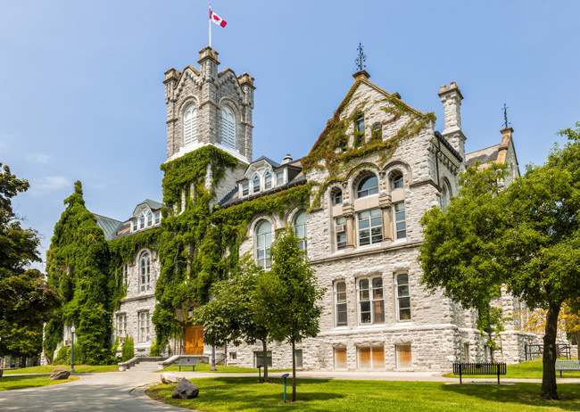 5. Đại học Queen thành lập năm 1841 thông qua 1 điều lệ hoàng gia do Nữ hoàng Victoria ban hành. Khuôn viên của trường đại học nằm ngang Hồ Ontario và có 18 ký túc xá sinh viên.