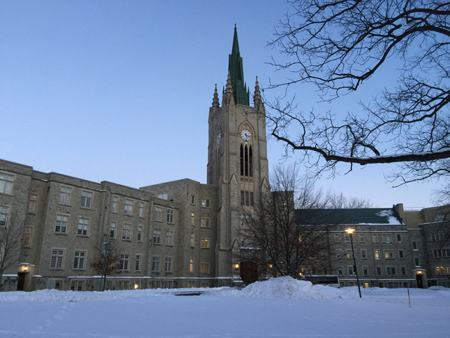 8. Đại học Western Ontario nhiều lần được xếp hạng là trường đại học đẹp nhất Canada. Được xây dựng theo phong cách Gothic cổ kính, trang trọng. Phân chia phía đông của khuôn viên là dòng sông Thames.
