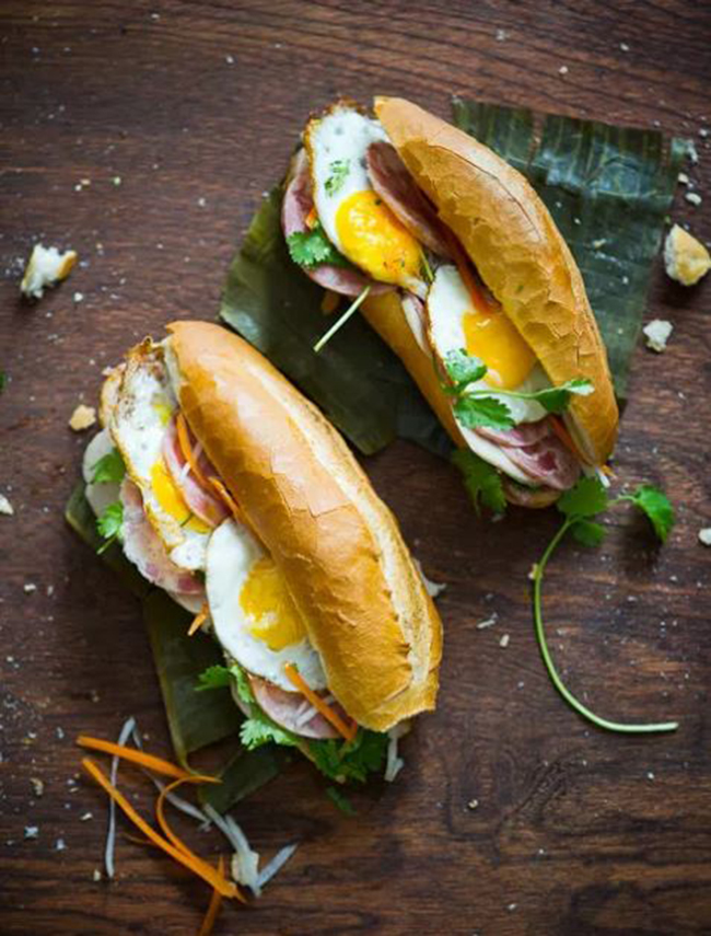 Bánh mì trứng (Việt Nam)

Miếng bánh mì giòn tan kẹp với trứng chiên, rau và nước sốt đậm đà, thưởng thức cùng một ly cà phê đá nữa thì quá tuyệt vời.