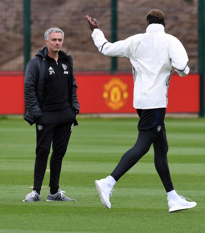 MU: Pogba đi tập “quên” giày, 6 cầu thủ trẻ đá chính - 1