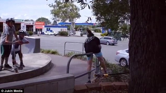 Trượt scooter trên hàng rào và cái kết chảy nước mắt - 1