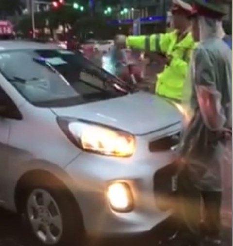 Truy tìm tài xế taxi lao vào đoàn xe ưu tiên ở Hà Nội - 1