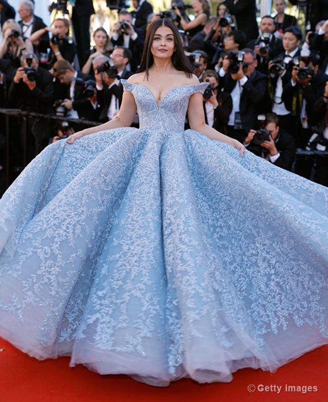 Hoa hậu đẹp nhất thế giới diện váy xẻ sâu hun hút ở Cannes - 1