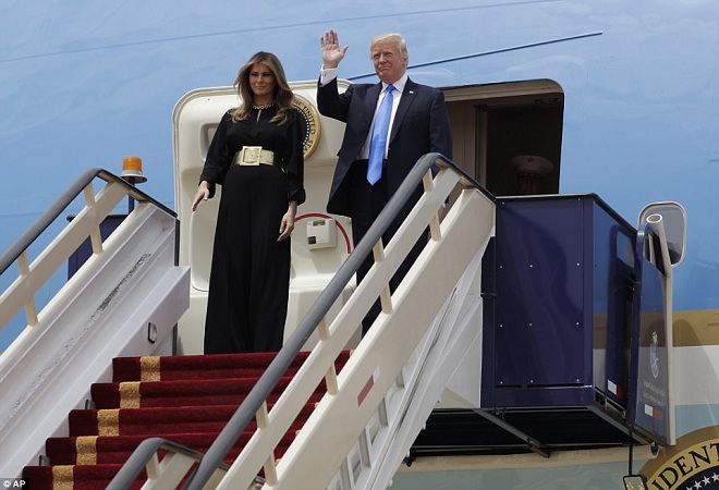 Giữa bão dư luận, Trump và vợ lần đầu công du nước ngoài - 1