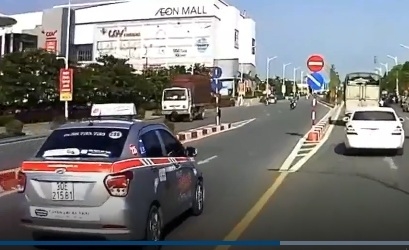 Xác minh taxi ngang nhiên phóng ngược chiều trên cầu vượt ở Hà Nội - 1