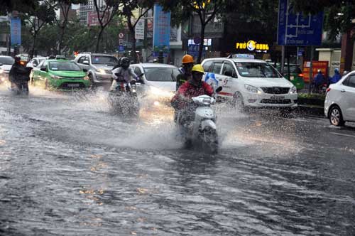 &#34;Sóng&#34; cao gần 2m trên phố Sài Gòn sau cơn mưa như trút nước - 1