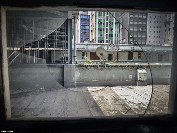 “Khu chợ ma” hoang tàn ở thành phố đắt đỏ nhất thế giới - 7