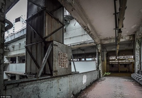 “Khu chợ ma” hoang tàn ở thành phố đắt đỏ nhất thế giới - 5