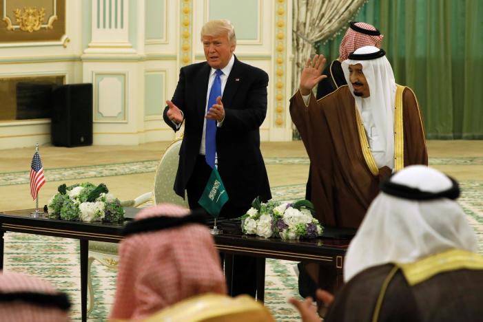 Trump ký hợp đồng 350 tỷ USD bán vũ khí cho Ả Rập Saudi - 1
