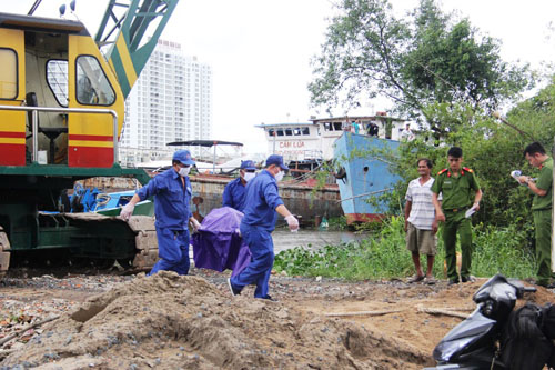 Phát hiện xác người không mặc áo trên sông Sài Gòn - 1