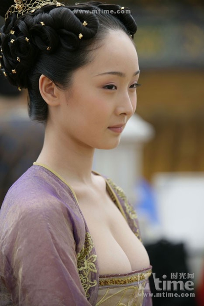 Trong phim, người đẹp sinh năm 1988 thủ vai Tưởng Thiền, con gái của Tưởng thái y. Tuy nhiên, thân thế thực sự của cô là con gái ruột của Đại Vương (Châu Nhuận Phát). Tạo hình của Lý Mạn trong phim khiến nhiều người bất ngờ vì quá đỗi gợi cảm.