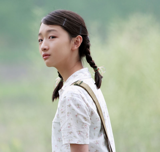 Châu Đông Vũ là mỹ nữ nổi lên với vai chính trong “Chuyện tình cây táo gai” của Trương Nghệ Mưu. Lúc này cô mới tròn 18.
