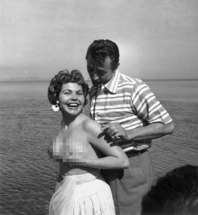 Simone Silva bị đuổi khỏi thảm đỏ Cannes 1954 vì khoe ngực. 