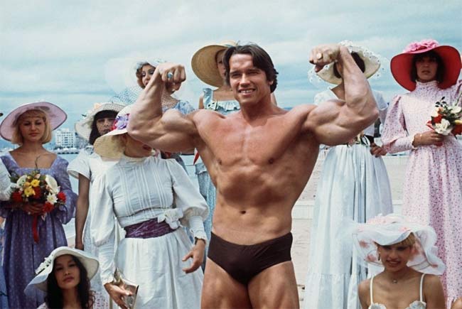 Arnold Schwarzenegger mặc quần bơi khoe cơ bắp cuồn cuộn vào năm 1977.