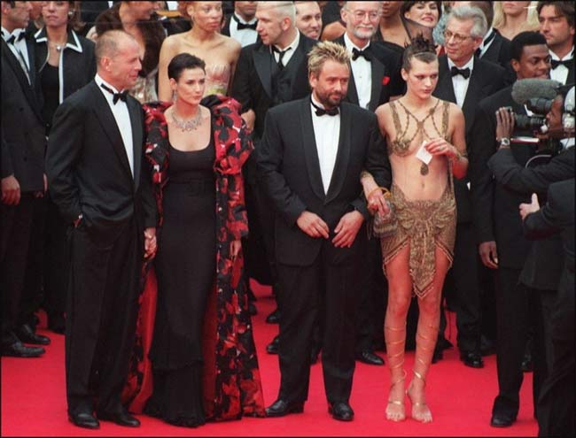 Milla Jovovich gây sốc với bộ váy hở quá bạo vào năm 1997.