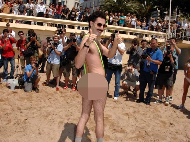 Sacha Baron Cohen lăng xê mốt bikini dây dành cho nam vào năm 2006.